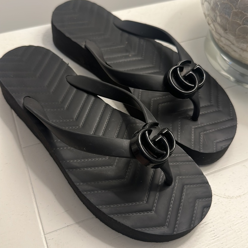 Gucci Black Flip-Flop Sandals